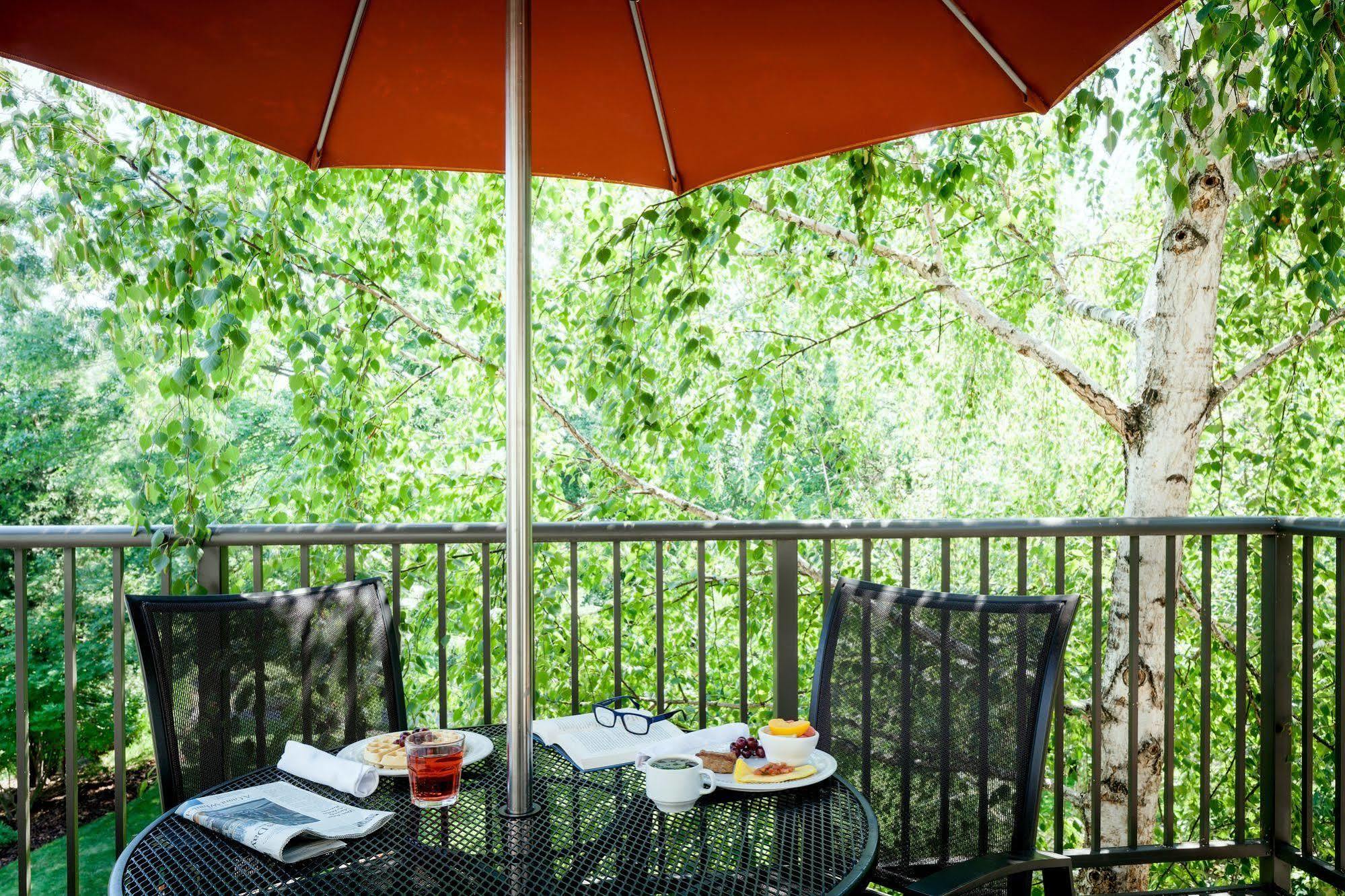 Plaza Inn & Suites At Ashland Creek Exteriör bild